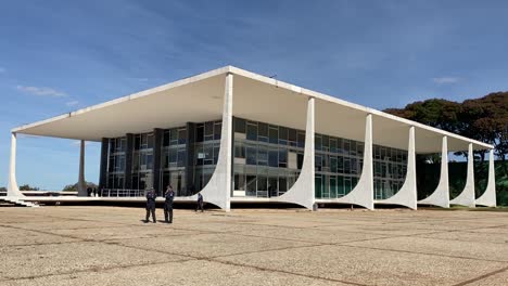 Oficiales-De-Policía-Parados-Frente-A-La-Plaza-Vacía-De-La-Corte-Suprema-Esperando-A-La-Multitud-De-Indígenas-Que-Llegan-Para-Protestar-Contra-La-Violencia-Y-El-Asesinato-En-La-Región-Amazónica.