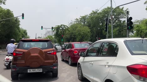 Der-Verkehr-Nimmt-An-Einer-Ampel-In-Neu-Delhi-Eine-Sanfte-Kurve