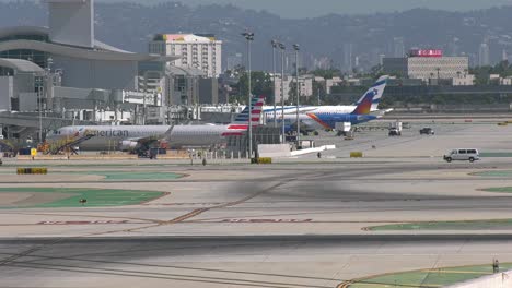 Flugzeuge-Reihten-Sich-Am-Laxen-Flughafen-Auf