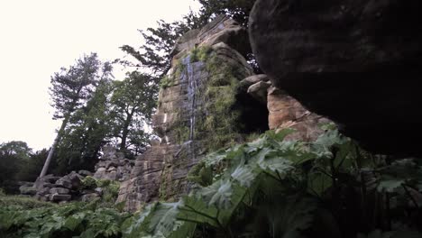 Kleiner-Wasserfall-Im-Garten,-Umgeben-Von-Natur