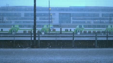 El-Tren-Moderno-Avanza-Lentamente-Por-El-Andén-De-La-Estación-En-Un-Día-Nevado-De-Invierno.