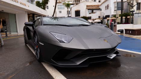 Primer-Plano-De-Un-Coche-Lamborghini-Y-Mercedes-En-Las-Calles-De-Puerto-Banús-En-España