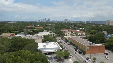 Luftaufnahme-Rund-Um-Die-Park-Street-Im-Sonnigen-Jacksonville,-Florida-Kreisend,-Drohnenaufnahme