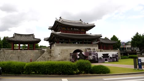 Toma-En-Cámara-Lenta-De-La-Conducción-De-Automóviles-En-La-Rotonda-Alrededor-Del-área-Del-Templo-Con-La-Puerta-Pungnammun-En-Jeonju-En-Corea-Del-Sur---Toma-Amplia