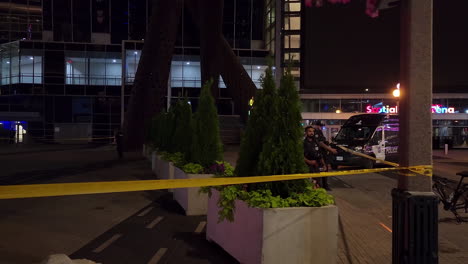 Zwei-Polizisten-Verlassen-Den-Tatort-In-Toronto,-Wo-Eine-Person-Getötet-Wurde