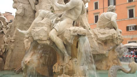 Nahaufnahme-Des-Vier-Flüsse-Brunnens,-Fontana-Dei-Quattro-Fiumi,-Auf-Der-Piazza-Navona,-Rom,-Italien---Nach-Oben-Neigen