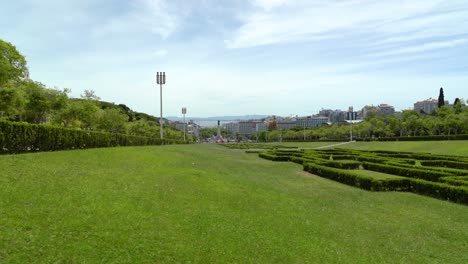 Der-Park-Von-Eduardo-VII-Bietet-Einen-Blick-über-Die-Gesamte-Länge-Des-Marquês-De-Pombal-Und-Der-Avenida-Liberdade,-Ohne-Jemals-Den-Fluss-Tejo-Und-Den-Berg-Arrábida-Aus-Den-Augen-Zu-Verlieren