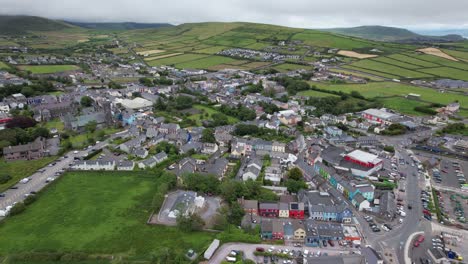 Dingle-Town-Condado-De-Kerry,-Irlanda,-Retroceda,-Revele,-Antena-De-Drones