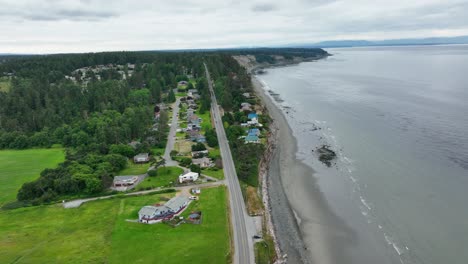 Vista-Aérea-De-La-Carretera-De-West-Beach-De-Whidbey-Island-Siguiendo-La-Curva-De-La-Costa.