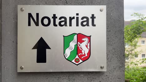 Señal-Direccional-A-Una-Notaría-Con-El-Escudo-De-Armas-De-La-Región-De-Renania-Del-Norte-Westfalia