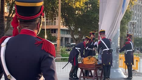 Soldados-Doblando-La-Bandera-Argentina-En-Una-Caja-Para-Retirarla-Por-El-Día.