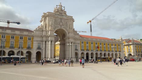 Auf-Der-Nordseite-Des-Handelsplatzes-Befindet-Sich-Der-Bogen-Der-Rua-Augusta,-Der-In-Den-Boulevard-Rua-Augusta-übergeht,-Den-Bekanntesten-Boulevard-In-Baixa