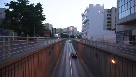 Vehículos-Que-Entran-Y-Salen-De-Un-Túnel-De-Carretera-En-El-Bulevar-Zerkouni-Con-Las-Luces-Encendidas