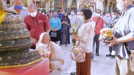 Ordinationszeremonie-Im-Buddhistischen-Thailändischen-Mönchsritual-Für-Den-Wechsel-Vom-Mann-Zum-Mönch-Bei-Der-Ordinationszeremonie-Im-Buddhistischen-In-Thailand