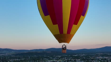 Nahaufnahme-Eines-Heißluftballons-Hoch-über-Der-Aufgehenden-Sonne