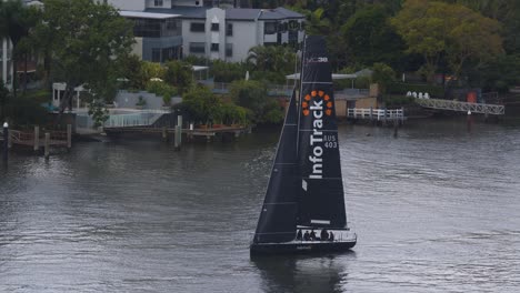 Die-Infotrack-Rennyacht-Segelt-Unter-Vollen-Segeln-Den-Brisbane-River-Hinauf