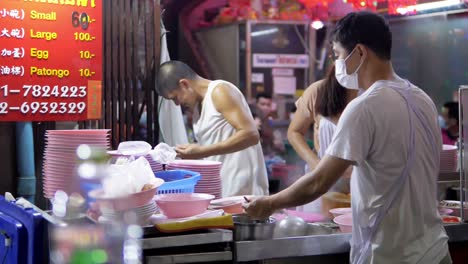 Michelin-Star-Streetfood-Verkäufer,-Der-Kway-Chap-Food-Auf-Der-Yaoearaj-Road-In-Chinatown-Kocht