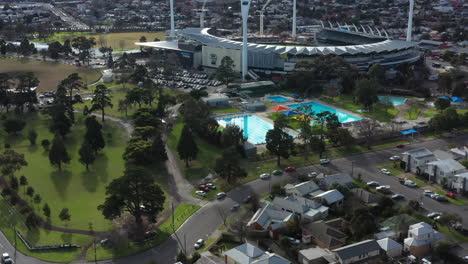 Inclinación-Aérea-Del-CDB-De-La-Ciudad-Junto-A-La-Bahía-De-Geelong,-Australia