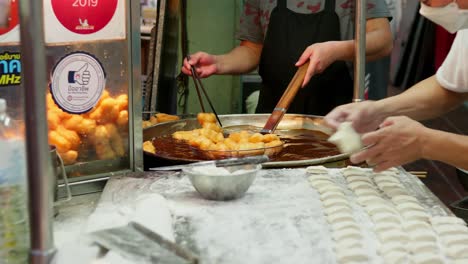 Michelin-Stern-Straßenverkäufer,-Der-Patongo-In-Der-Yaowarat-Road-In-Chinatown-Kocht