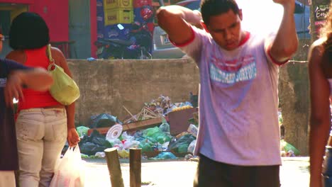 Als-Geschäftige-Straßenszene-In-Einer-Favela-In-Rio-De-Janeiro,-Brasilien