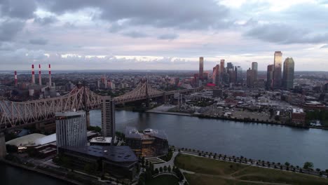 Vista-Aérea-Del-Puente-De-Queensboro-Y-Long-Island-City,-En-Nueva-York,-EE.UU.---Seguimiento,-Disparo-De-Drone