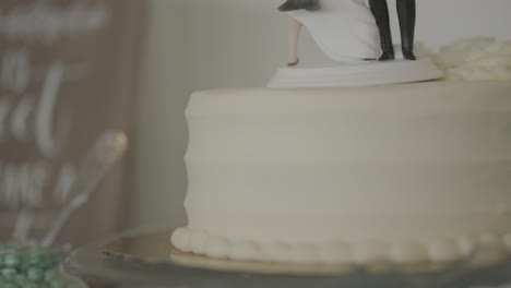 Hochzeitstorte-Mit-Braut--Und-Bräutigamfiguren,-Detailaufnahme