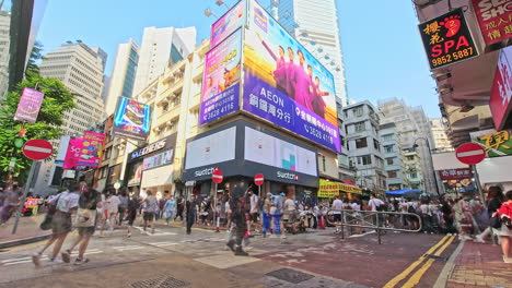 Timelapse-De-Una-Multitud-Cerca-De-Hysan-Place-En-Lee-Garden-Road,-Causeway-Bay,-Hong-Kong