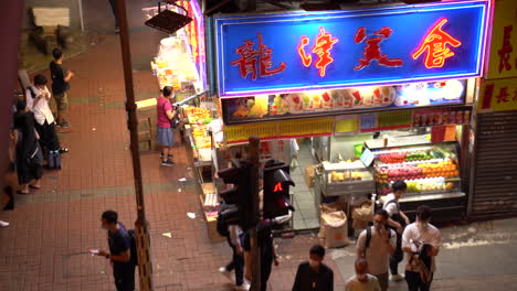 Hongkong-–-20.-Mai-2022:-Arbeiter-Kommen-Nachts-Nach-Feierabend-Vor-Einem-Restaurant-Vorbei