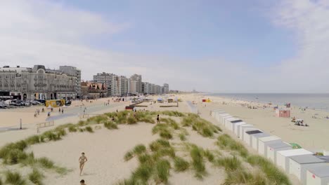 Vista-Aérea-De-La-Gente-En-Groenendijk-Strand,-Playa-En-Verano-En-Nieuwpoort,-Bélgica