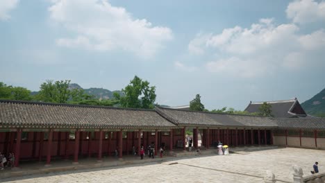 Los-Turistas-Ingresan-Al-Salón-De-La-Plaza-Geunjeongjeon-A-Través-De-La-Puerta-Geunjeongmun-En-Un-Día-De-Verano-En-Seúl,-El-Palacio-Gyeongbokgung