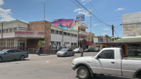 Belebte-Kreuzung-In-Einer-Mexikanischen-Stadt-Mit-Postamt-Und-Hotel