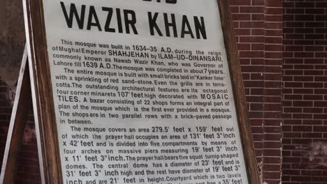 Informationstafel-Zur-Masjid-Wazir-Khan-Für-Besucher