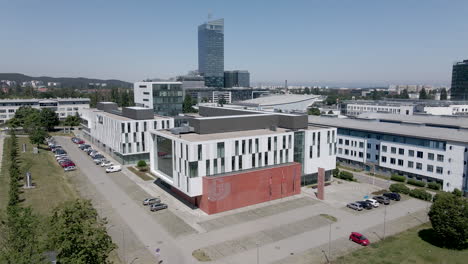 Vista-Aérea-Del-Edificio-Del-Instituto-De-Filología-Romántica-Junto-A-La-Facultad-De-Derecho-Y-Administración-De-La-Universidad-De-Gdansk-En-Polonia