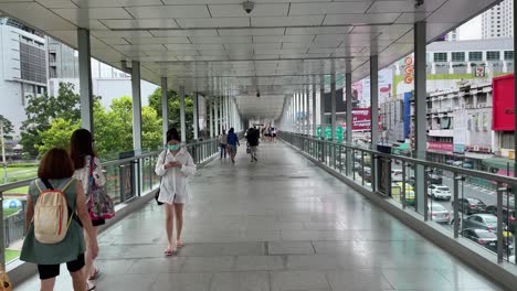 Gente-Caminando-En-La-Pasarela-Llamada-&quot;horizonte-De-Bangkok&quot;-Que-Conecta-El-Centro-Comercial-Centralworld-Con-El-Centro-Comercial-Platinum-Fashion.