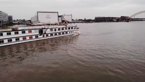 Steuerbord-Luftaufnahme-Neben-Dem-Olympia-Kreuzfahrtschiff,-Das-Sich-Der-Brücke-über-Den-Nordosten-Nähert