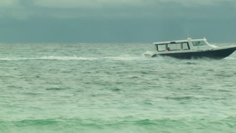 Ein-Schnellboot-Fährt-Vorbei,-Während-Boracay-Touristen-Zuschauen
