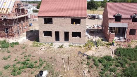 Vista-Frontal-De-Una-Nueva-Casa-En-Construcción-Volando-Directamente-Hacia-La-Casa,-Casas-De-Nueva-Construcción,-Casas-En-Venta,-Boom-Inmobiliario