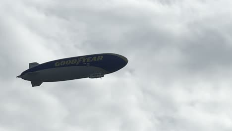 Un-Gran-Dirigible-Goodyear-Volando-En-Un-Cielo-Azul-Nublado-El-Fin-De-Semana