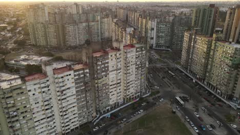 Vista-Aérea-Por-Drones-De-Antiguos-Rascacielos-Y-Edificios-En-El-Barrio-Pobre-De-Buenos-Aires-Llamado-Barrio-Gral-O-General-Savio,-Argentina