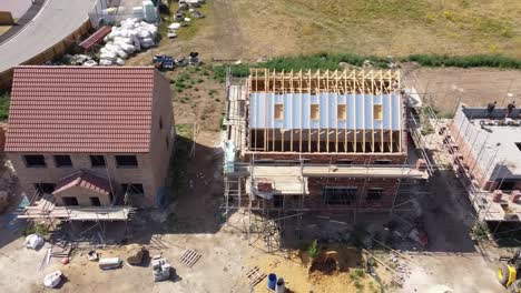 Recorriendo-De-Izquierda-A-Derecha-La-Vista-De-Casas-De-Nueva-Construcción-En-Construcción.