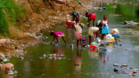 Los-Africanos-Lavan-Su-Ropa-En-Un-Río-En-Santo-Tomé.