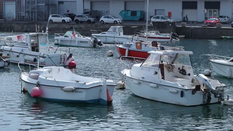 Kleine-Boote-An-Bojen-Im-Hafen-Von-Brest,-Frankreich,-Verankert