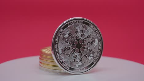 El-Precio-De-La-Criptomoneda-Cardano-Se-Desploma:-Fondo-Rojo-Con-Una-Moneda-De-Metal-Giratoria