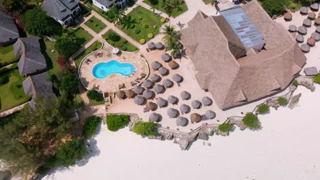 Nungwi-Beach,-Sansibar---Tansania---18.-Juni-2022---Resort-An-Der-Küste-Des-Indischen-Ozeans-In-Nungwi-Beach-Mit-Schwimmbad
