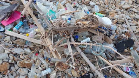 Ein-Chaotisches-Gewirr-Aus-Plastikmüll,-Flaschen,-Fischernetzen,-Seilen-Und-Müll-Aus-Dem-Meer,-Das-Einen-Beliebten-Strand-Auf-Einer-Tropischen-Insel-In-Südostasien-Verschmutzt