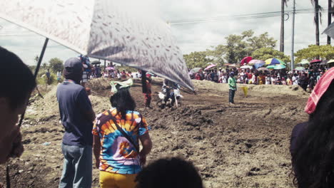 Participante-Se-Queda-Atascado-En-El-Barro-En-La-Competencia-De-Motocross-Más-Esperada-En-Filipinas