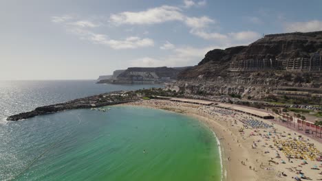 Busy-Amadores-beach-in-idyllic-setting,-Puerto-Rico-de-Gran-Canaria