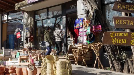 Vista-De-Una-Tienda-De-Artesanía-En-La-Calle