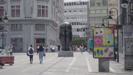 Famoso-Culis-Monumentalis-De-Eduardo-Úrculo-Escultura-Negra-En-Las-Calles-De-Oviedo.