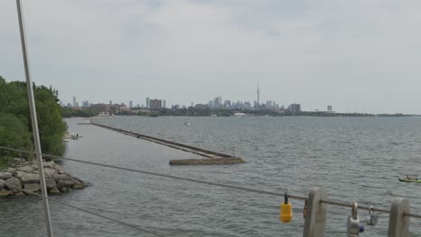 Vista-De-La-Ciudad-De-Toronto,-La-Orilla-Del-Lago-Y-La-Torre-CN-4k